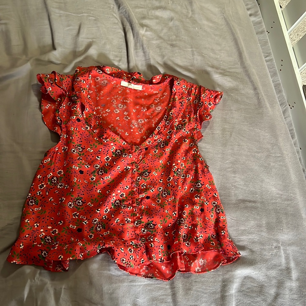 easel shirt, runs small, v cut